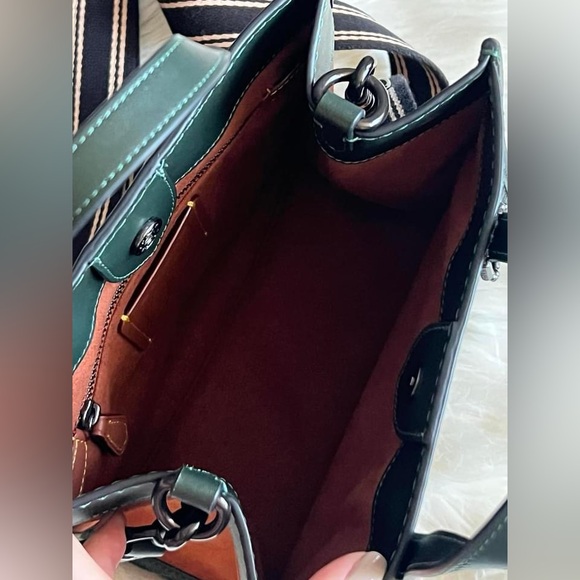 CD750 - Coach Field Tote 22 with Horse and Carriage - Picture 8 of 12